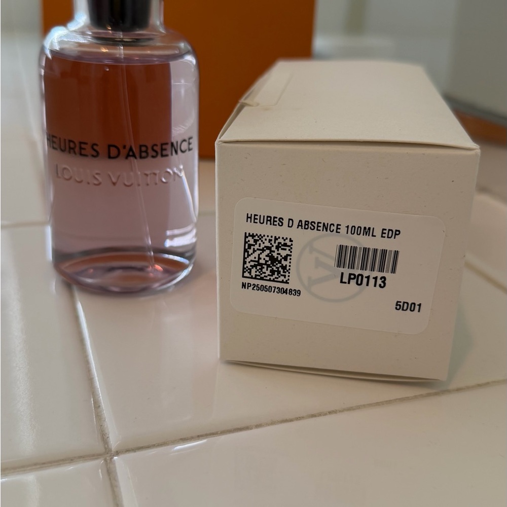Louis Vuitton Heures d'Absence Perfume with Pink Hue - Picture 4 of 4